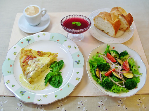 スパニッシュオムレツと野菜サラダ